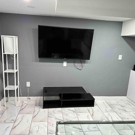 Lovely Basement 1-Bedroom With Free Parking 워싱턴 외부 사진