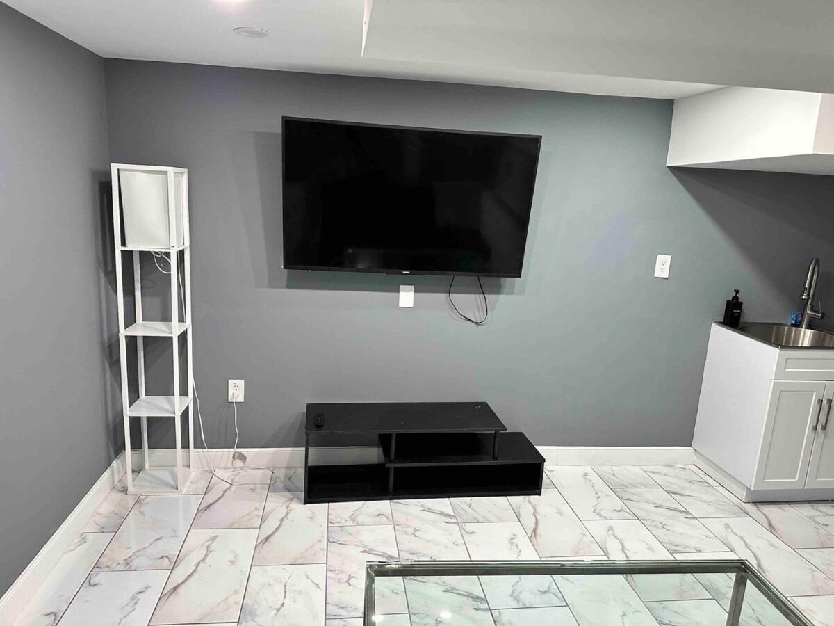 Lovely Basement 1-Bedroom With Free Parking 워싱턴 외부 사진