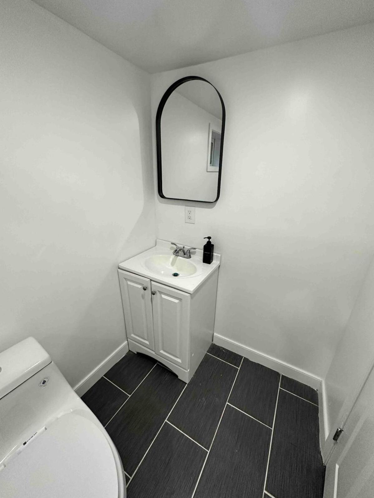 Lovely Basement 1-Bedroom With Free Parking 워싱턴 외부 사진