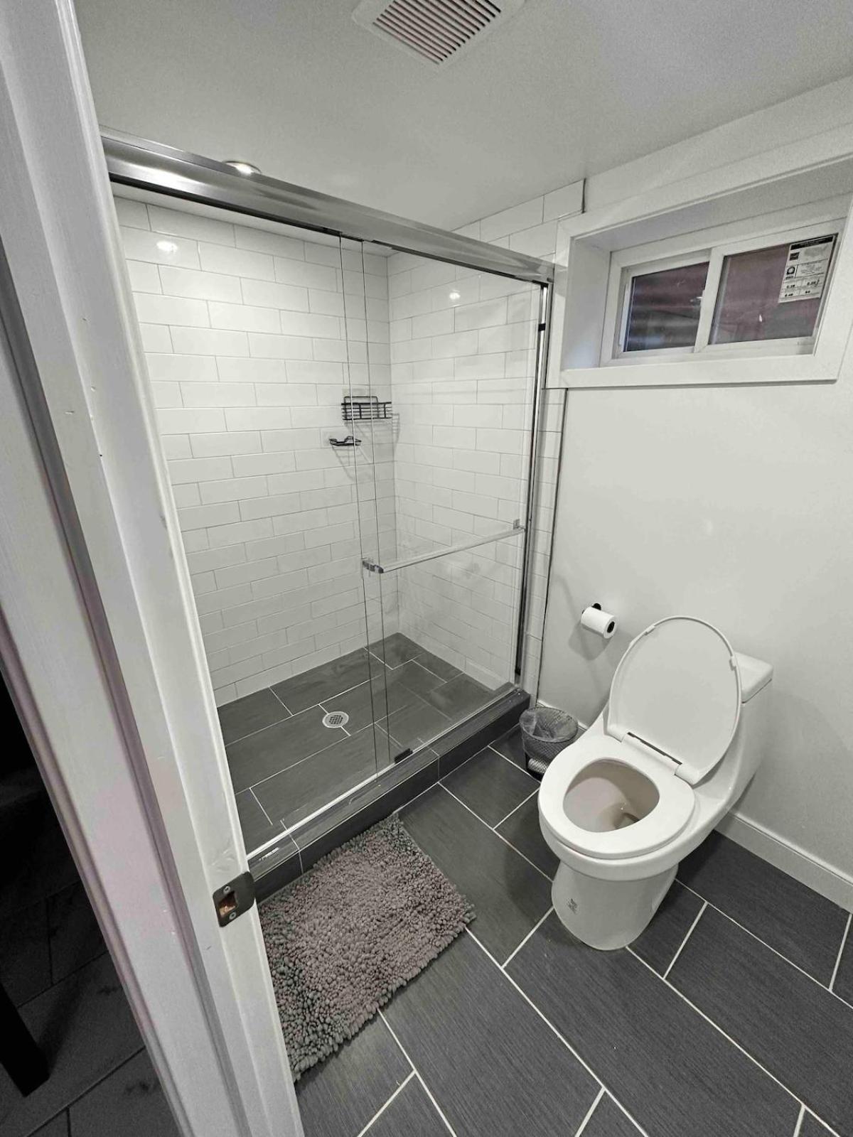 Lovely Basement 1-Bedroom With Free Parking 워싱턴 외부 사진